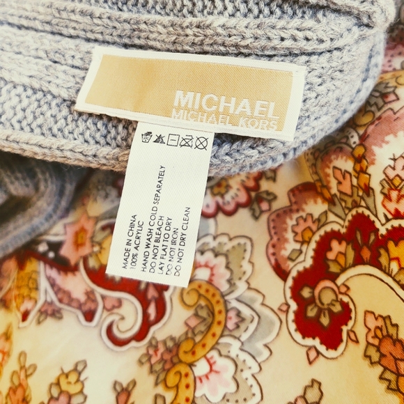 Michael Kors Knit Beanie with Pom-pom ❄️⛷️ - Picture 4 of 4